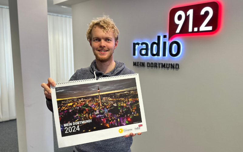 Radio 91.2-Moderator Christopher Deppe mit dem Radio 91.2-Mein Dortmund-Kalender 2024.