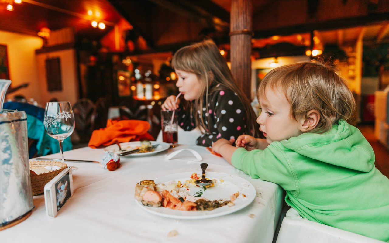 Symbolbild: Kinder im Restaurant