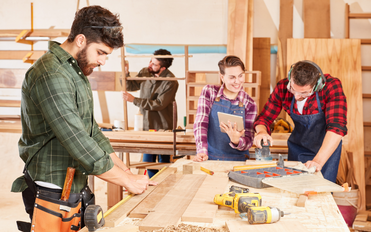 Tischler arbeitet mit Holz. 