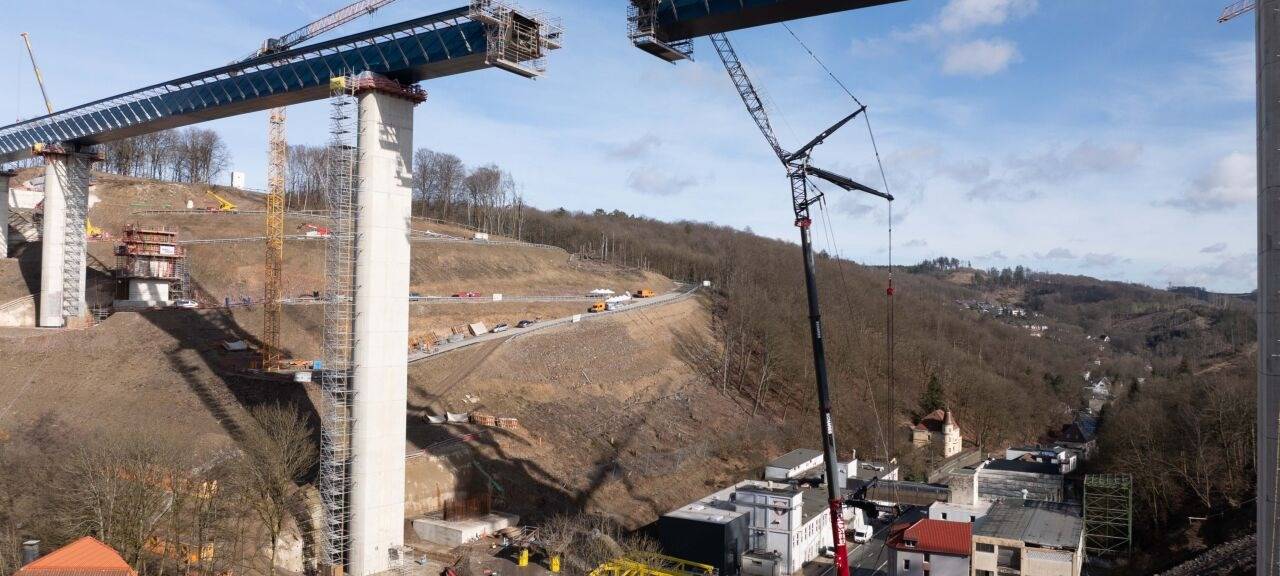 Bei der "Stahlhochzeit" der Rahmede-Talbrücke wurden die beiden Brückenhälften zusammengeführt, um verschweißt werden zu können. Die wichtige Verkehrsachse A45, die das Ruhrgebiet mit dem Ballungsraum Frankfurt verbindet, war viele Jahre lang gesperrt.