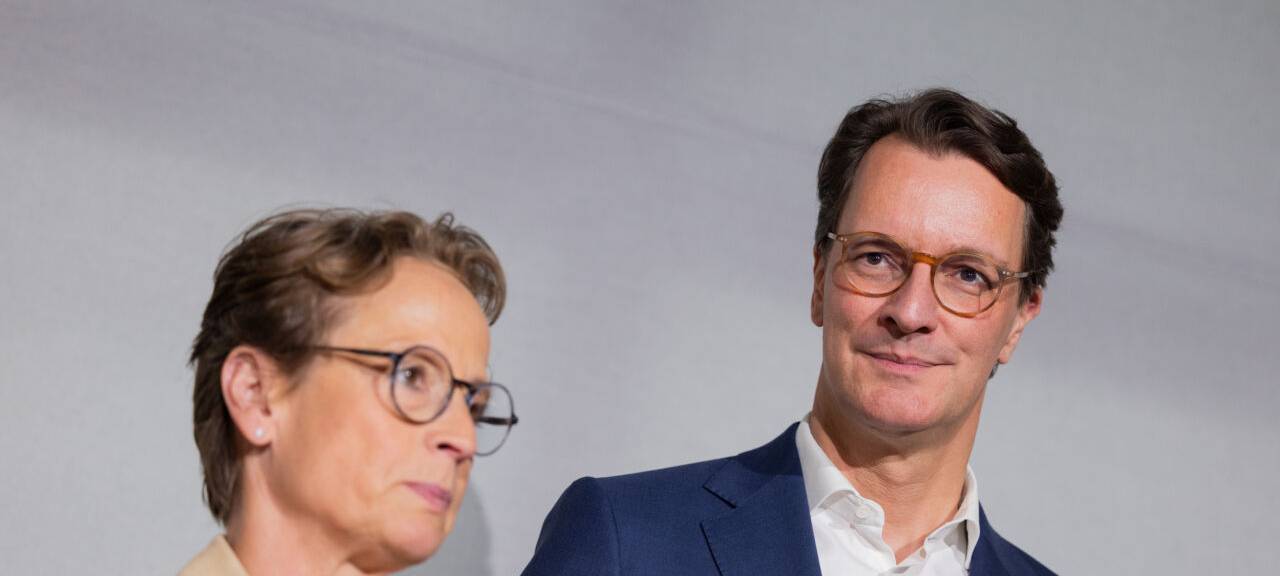 Hendrik Wüst (CDU), Ministerpräsident von Nordrhein-Westfalen, und Olympiasiegerin Isabell Werth nehmen an der Vorstellung des Konzepts einer Olympia-Bewerbung mit der Rhein-Ruhr-Region für die Olympischen Spiele teil.