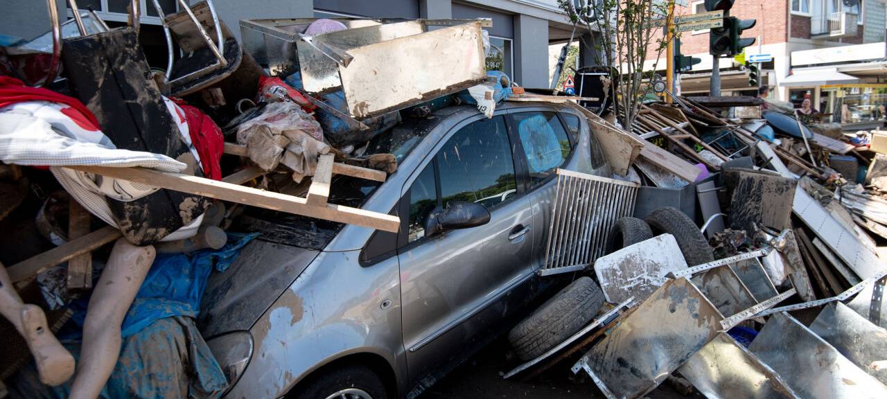 Ein Auto liegt nach dem Hochwasser 2021 unter Trümmern im nordrhein-westfälischen Stolberg.