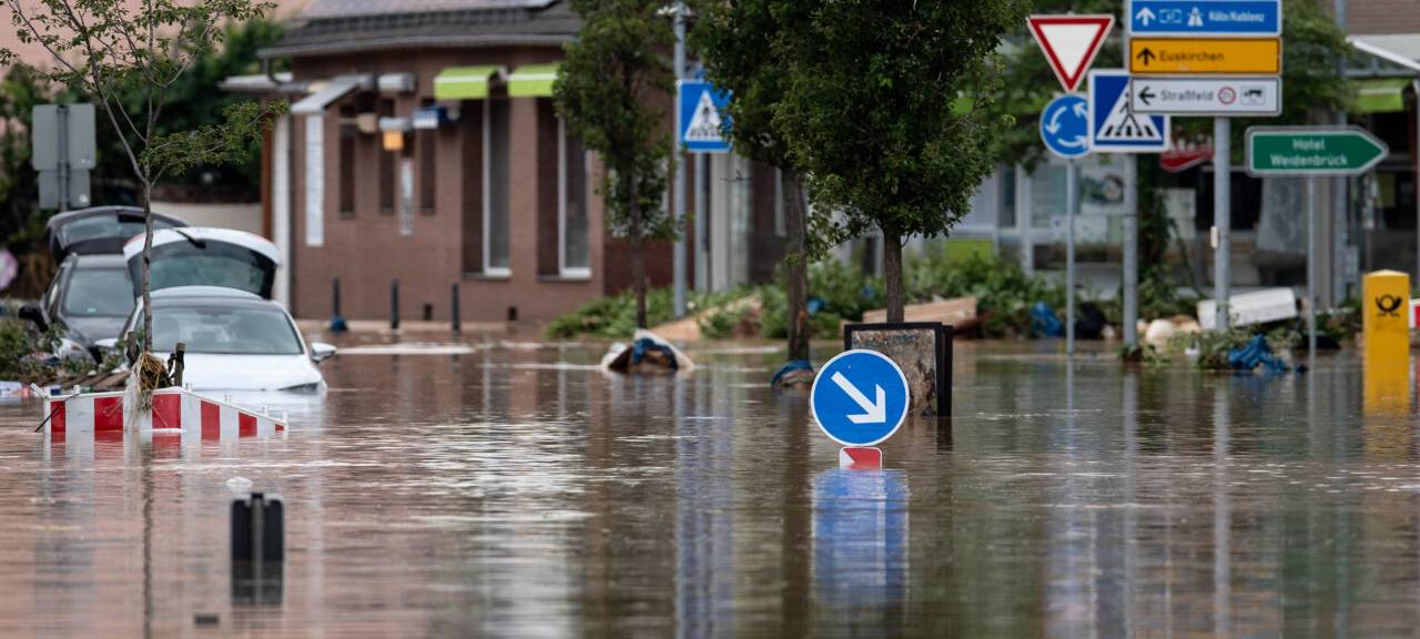 Straßen im Ortsteil Heimerzheim sind überflutet. 2021 wurde Nordrhein-Westfalen von einer Flutkatastrophe heimgesucht.