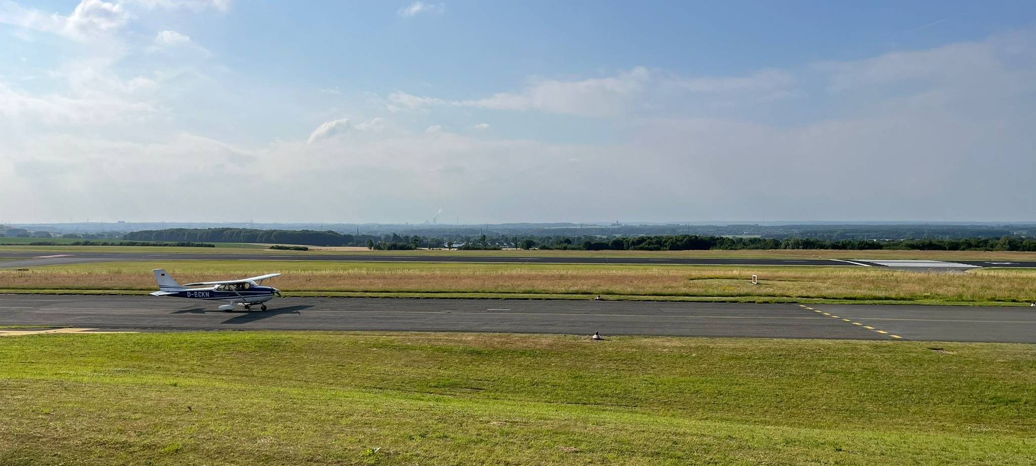 Radio 91.2 gemeinsam mit Hörerinnen und Hörer bei der Mein Dortmund - Die Tour am Dortmunder Flughafen.