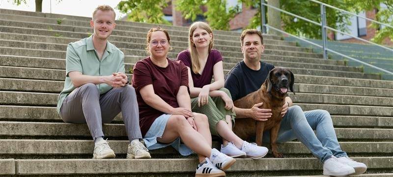Die Guten Morgen Dortmund-Teams. V.l.n.r. Christopher Deppe, Jackie Kindling, Sharin Leitheiser und Tim Schmutzler mit Studiohund Slash.