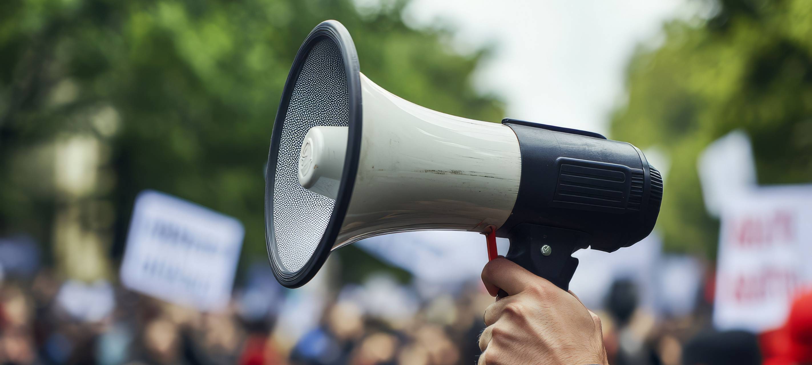 Demonstration auf der ein Megafon in der Hand gehalten wird