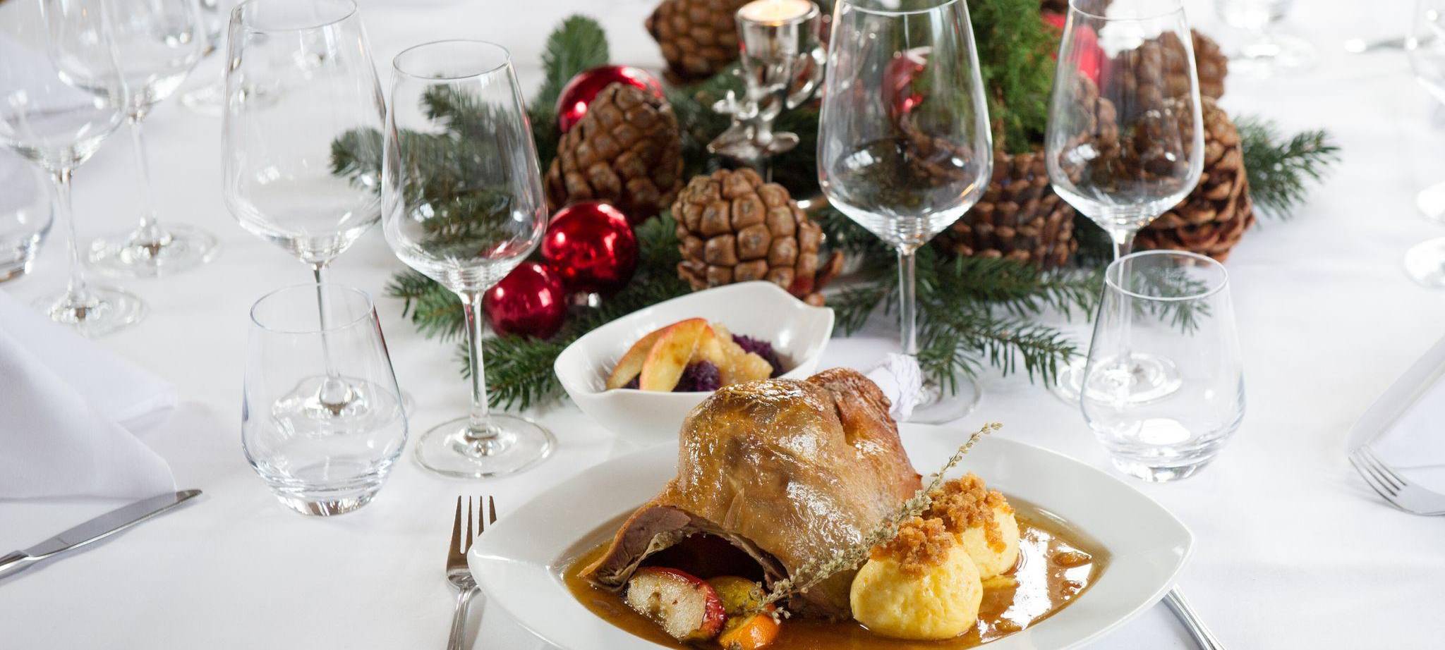 Ein Stück der Weihnachtsgans steht auf einem gedeckten Tisch