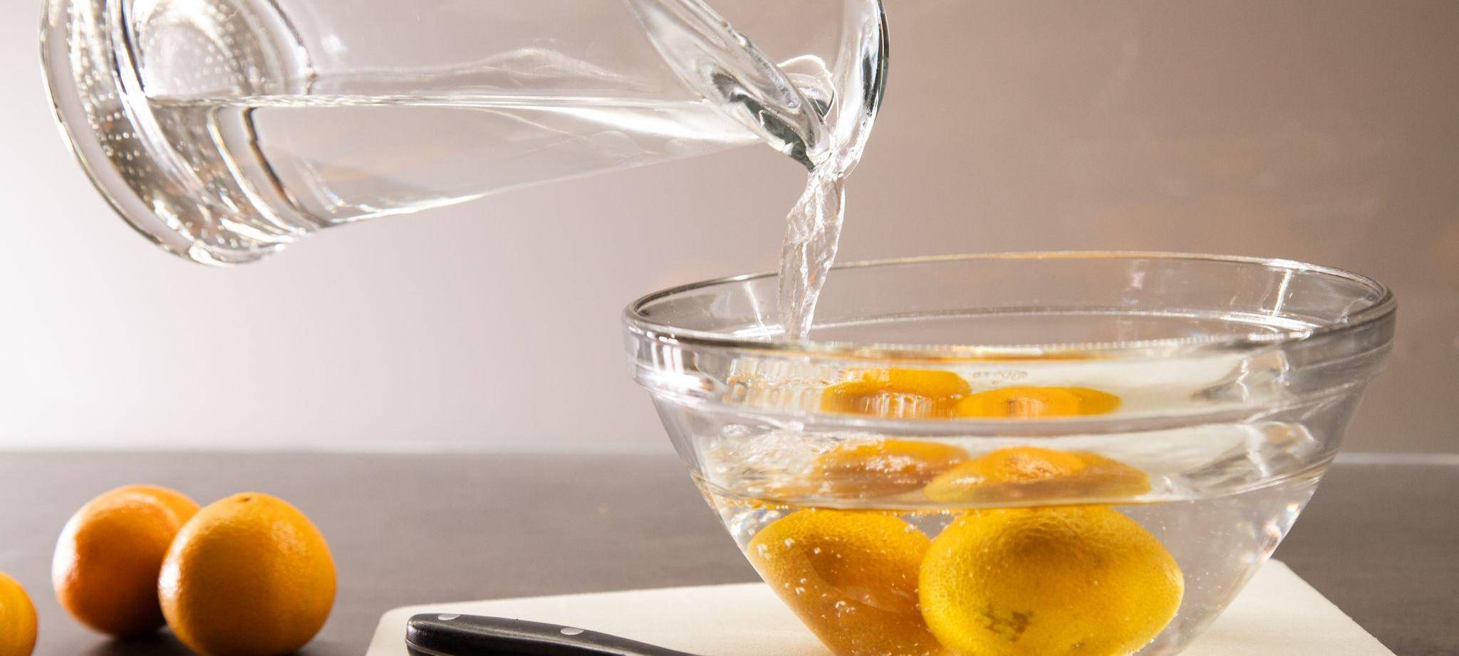 Clementinen werden mit heißem Wasser übergossen