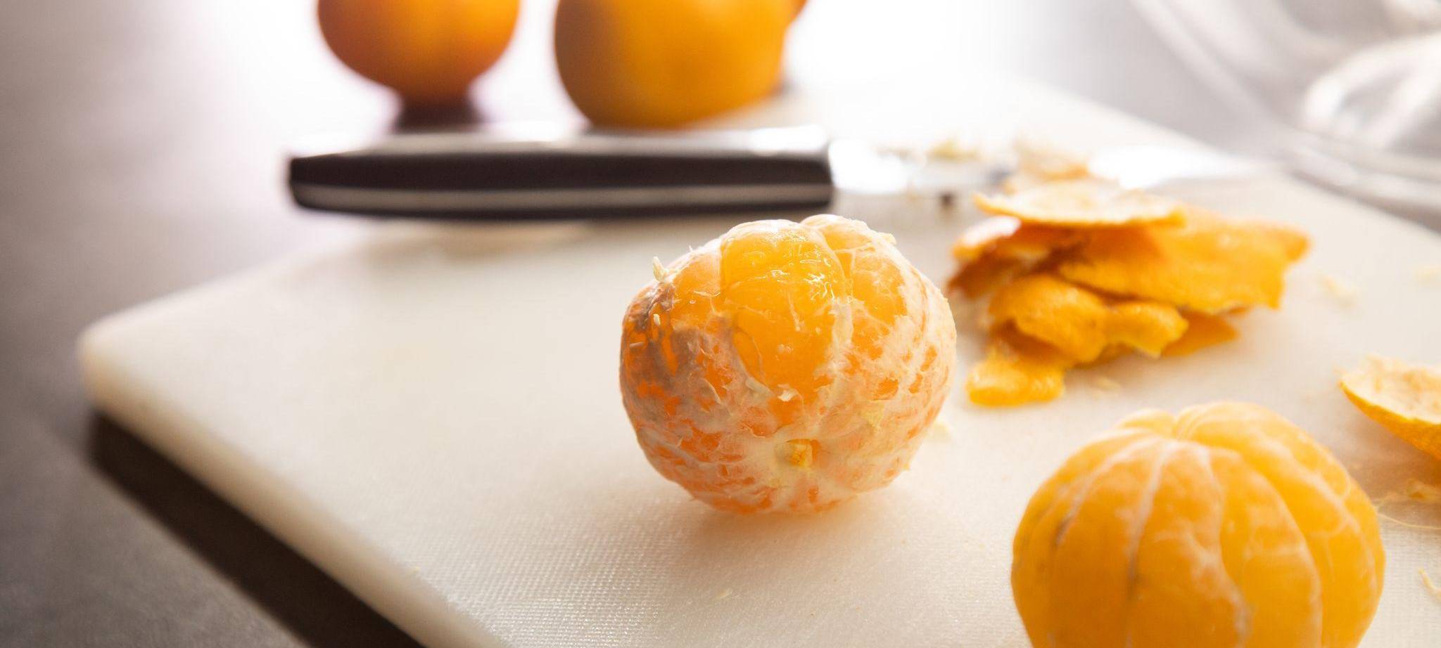 Geschälte Clementinen liegen auf einem Tisch