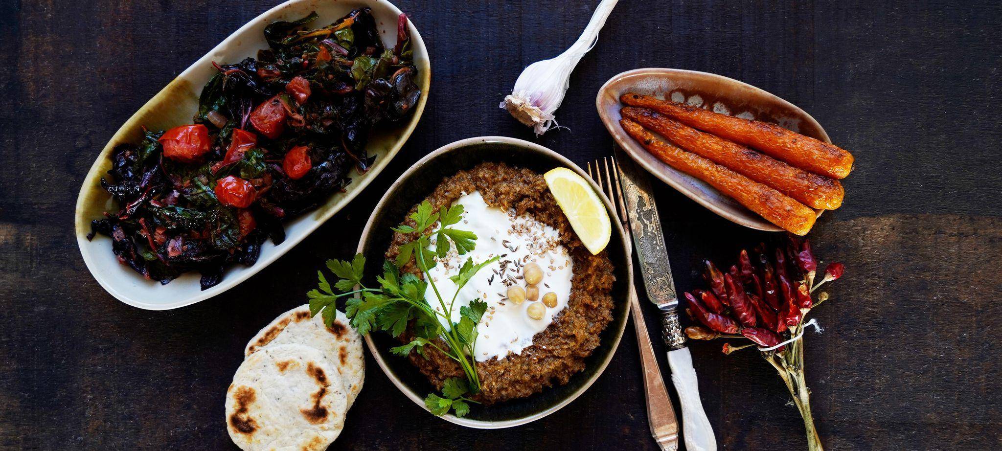 Geschmorter Mangold mit Kichererbsen-Crème und Chili-Möhren