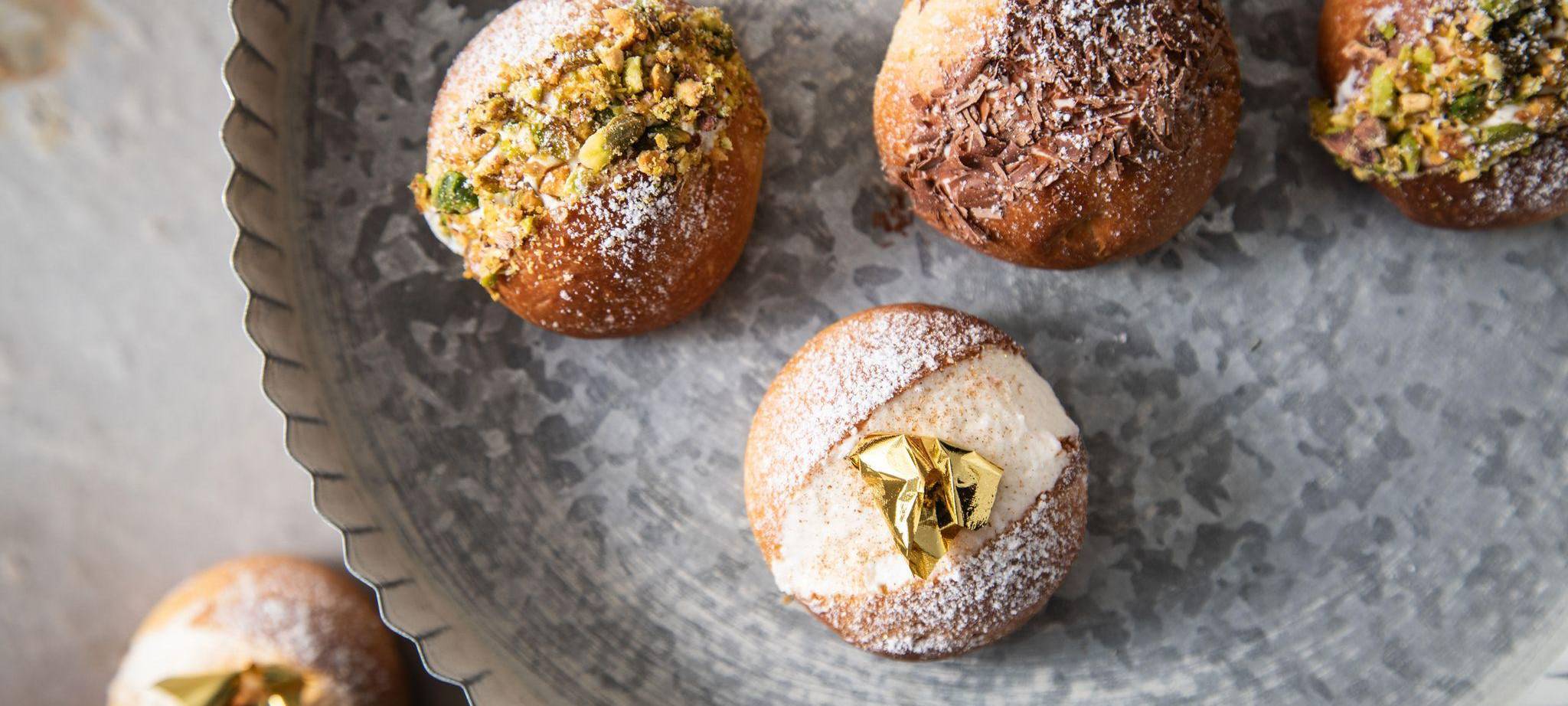 Maritozzo Romano mit Blattgold, Schokoladen und Pistazien Dekor