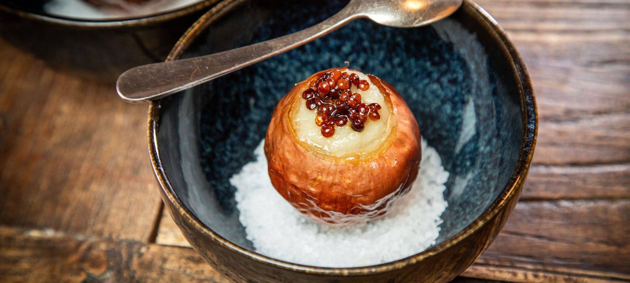 Gefüllte Zwiebel mit Linsen-Topping auf Meersalz