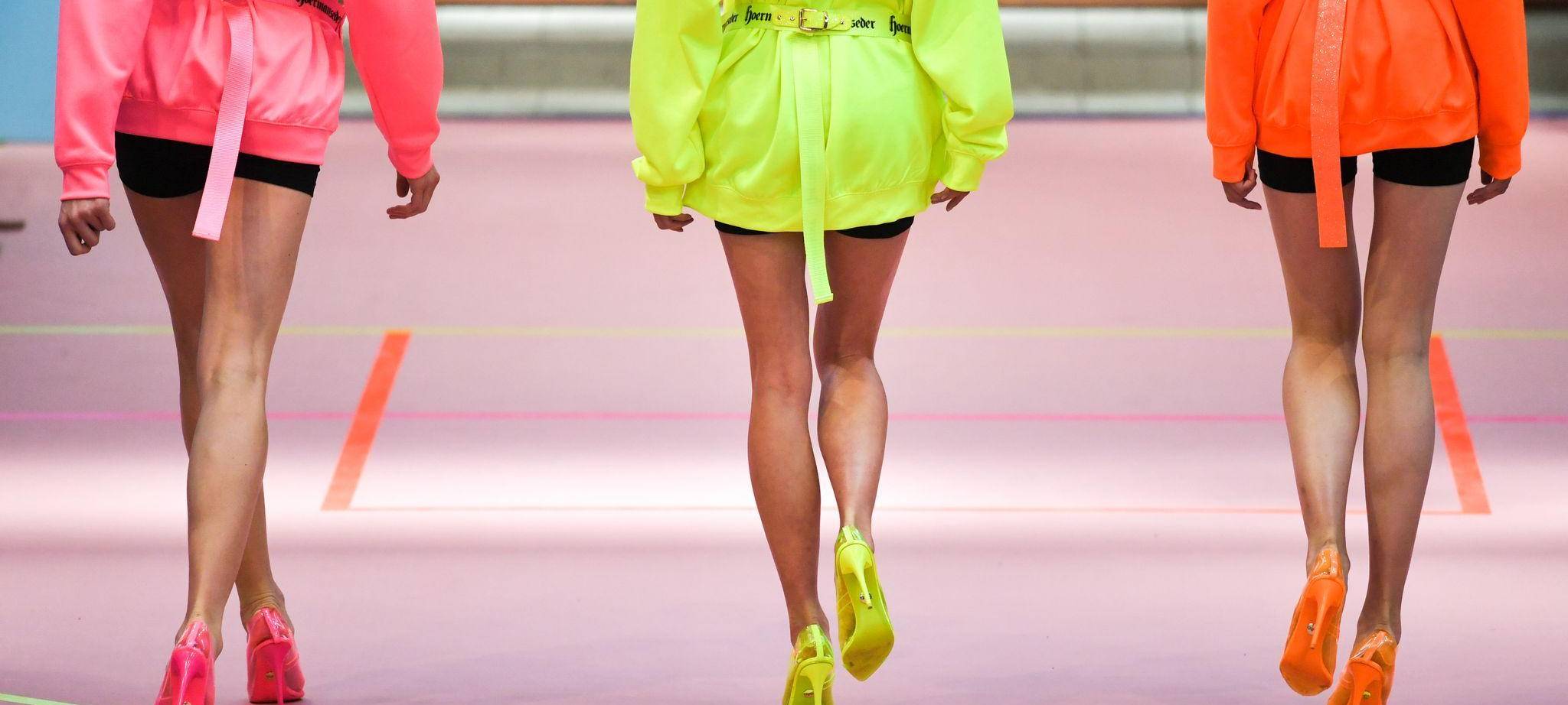 Models auf dem Laufsteg auf der Berliner Modewoche