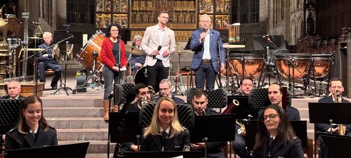 Aline Schneider-Sailler (Geschäftsführerin Kinderschutz-Zentrum Dortmund), Felix Groß (Polizei Dortmund) und Polizeipräsident Gregor lange (v.l.n.r.) im Gespräch. Foto: PP Dortmund