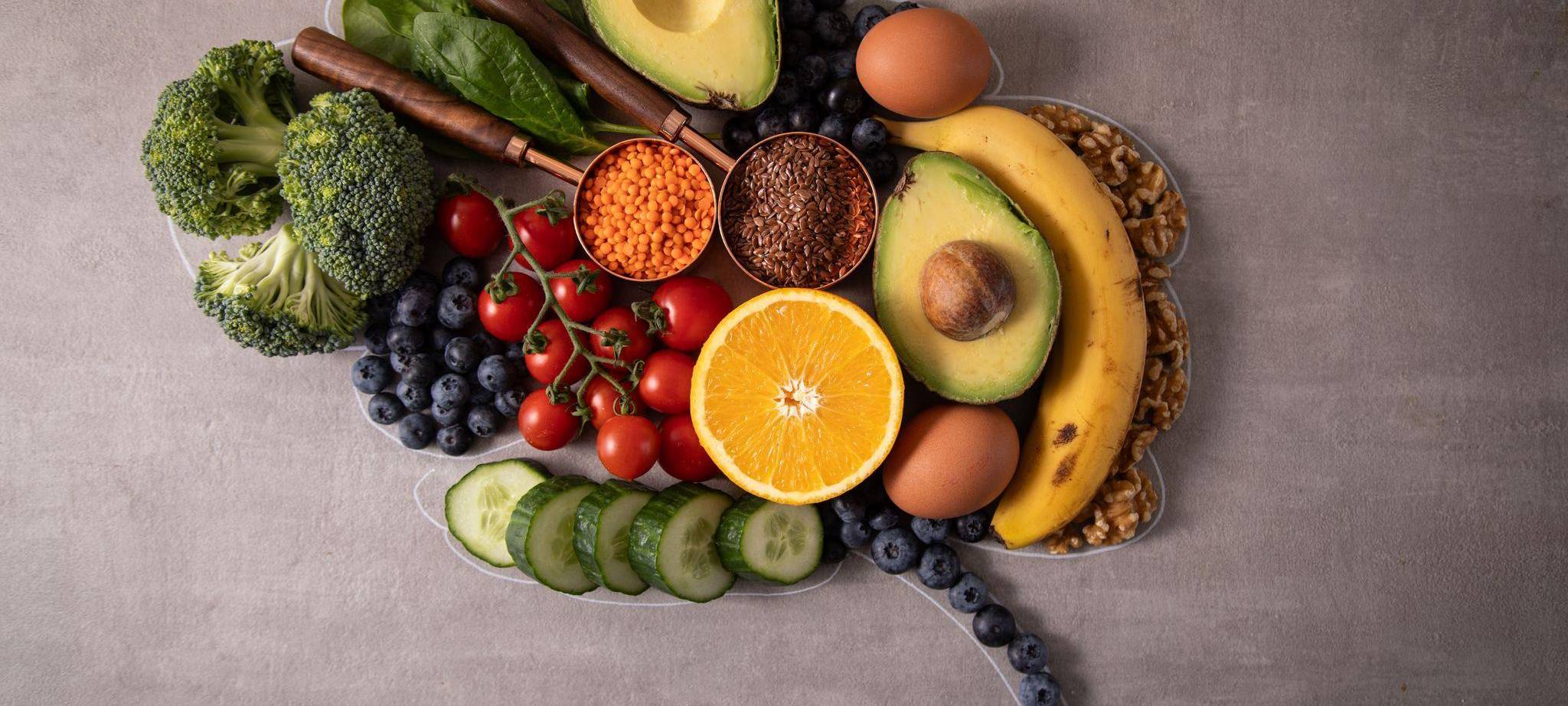 Lebensmittel angeordnet in Form eines Gehirns