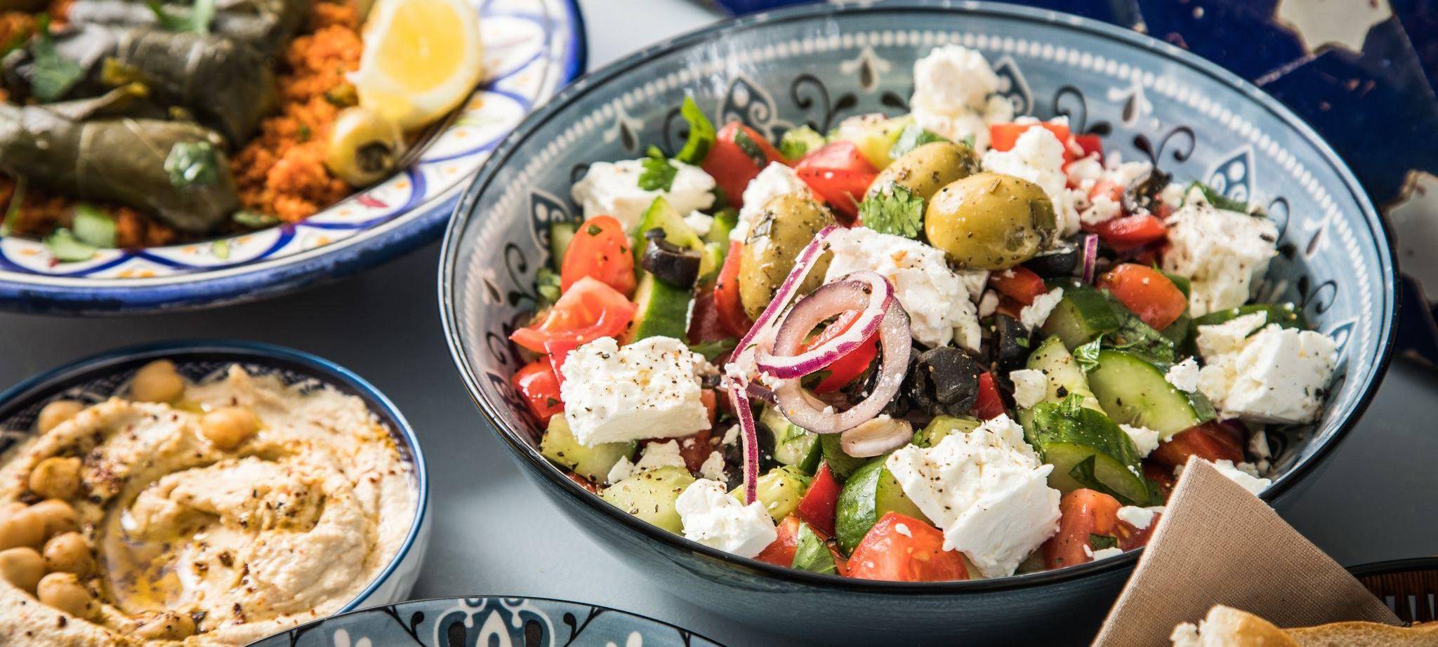 Mediterrane Gerichte stehen auf einem Tisch