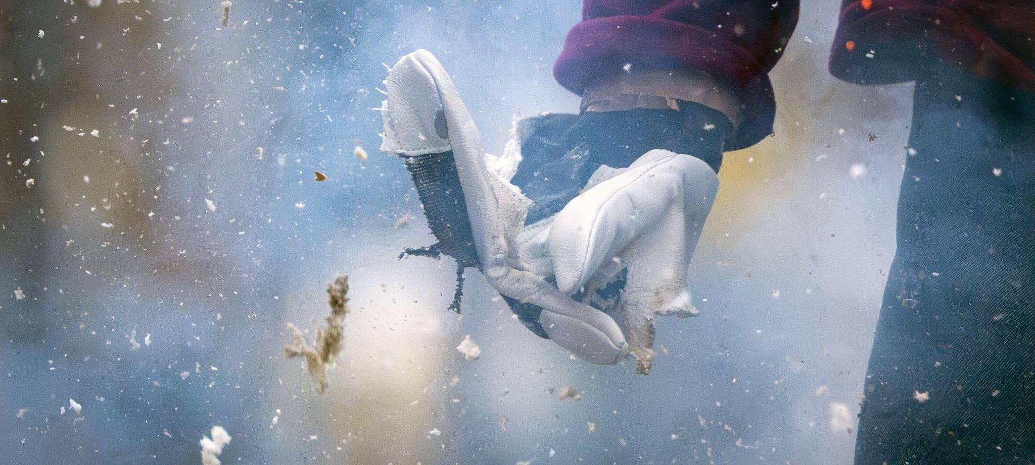 Böller explodiert bei PK der Feuerwehr in der Hand einer Puppe