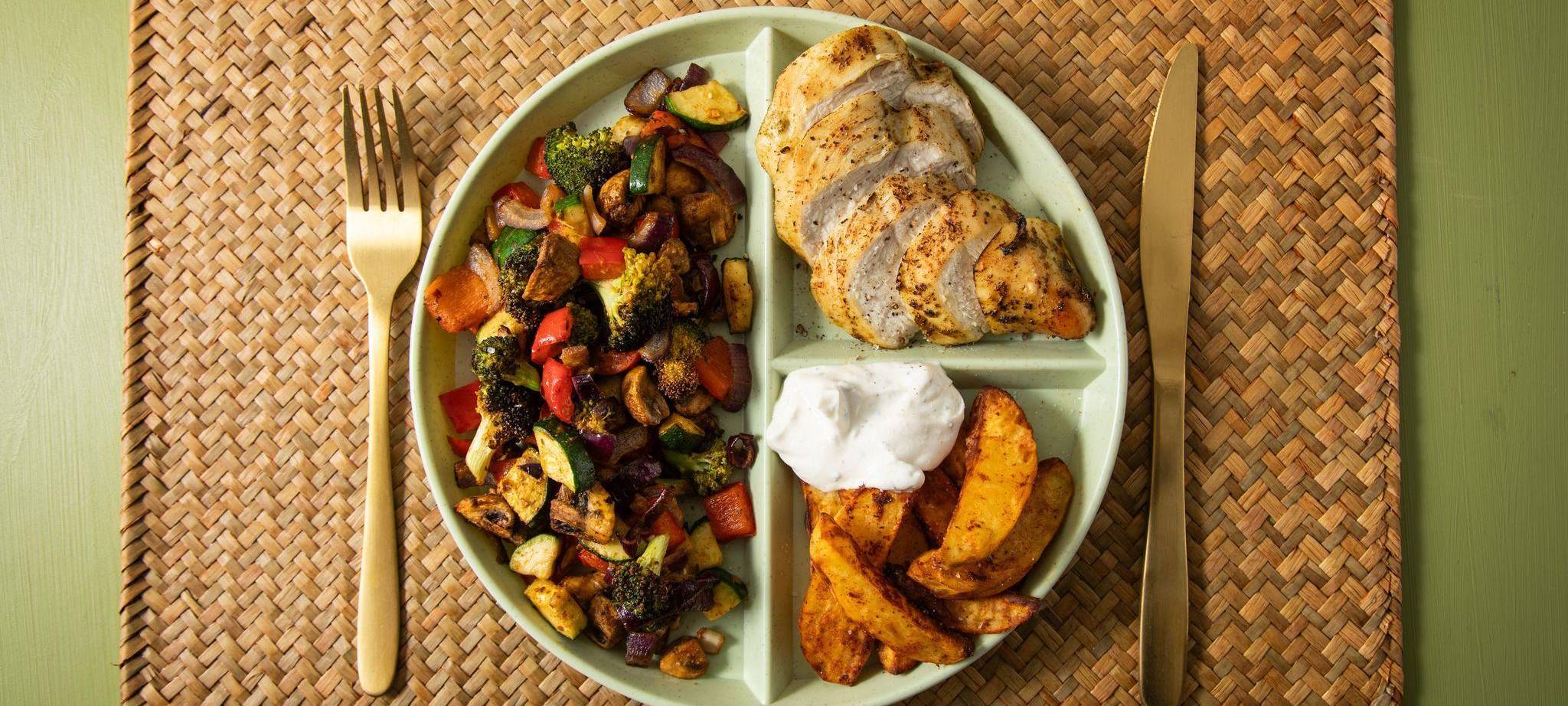 3-Fach-Teller mit Hühnchenbrust, Kartoffelspalten, Kräuterquark