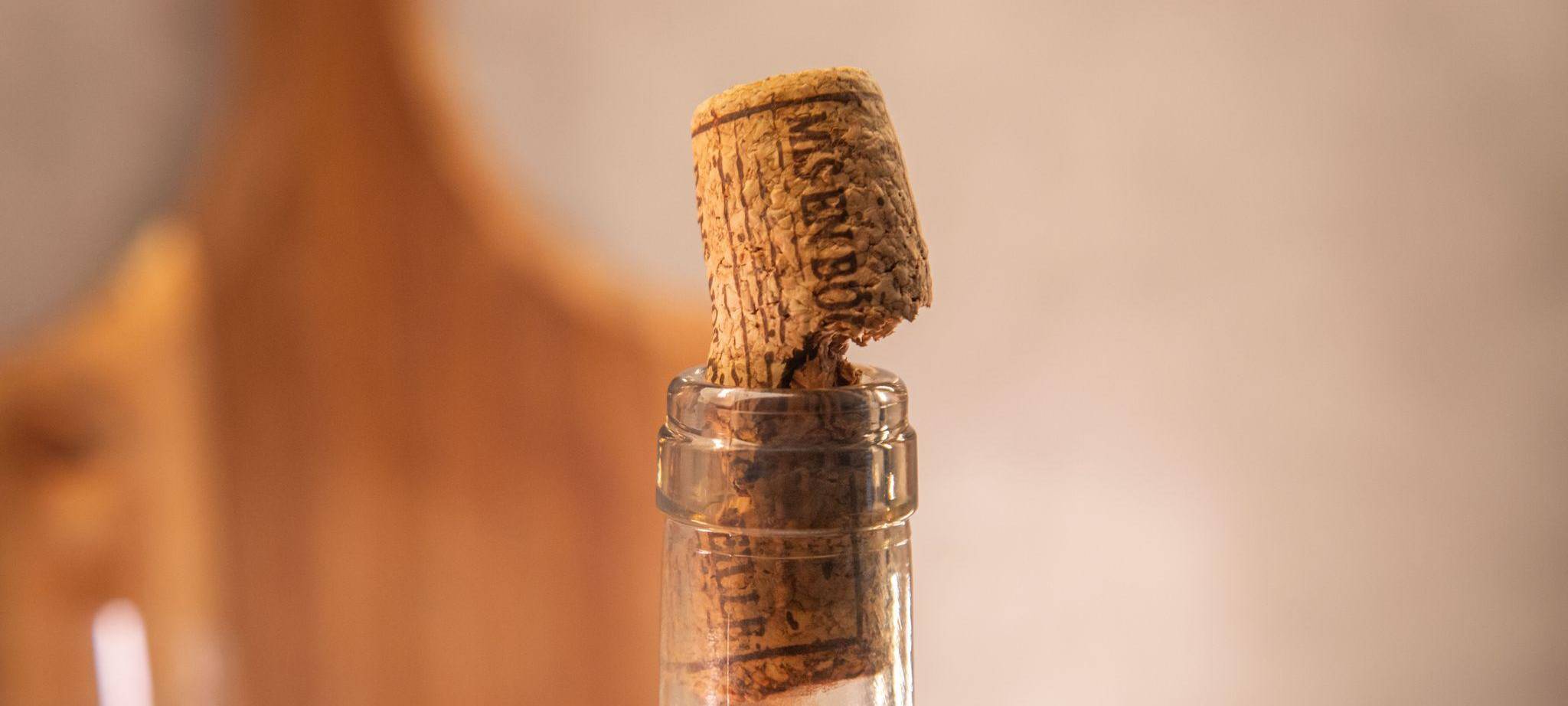Gerissener Korken steckt in einer Weinflasche