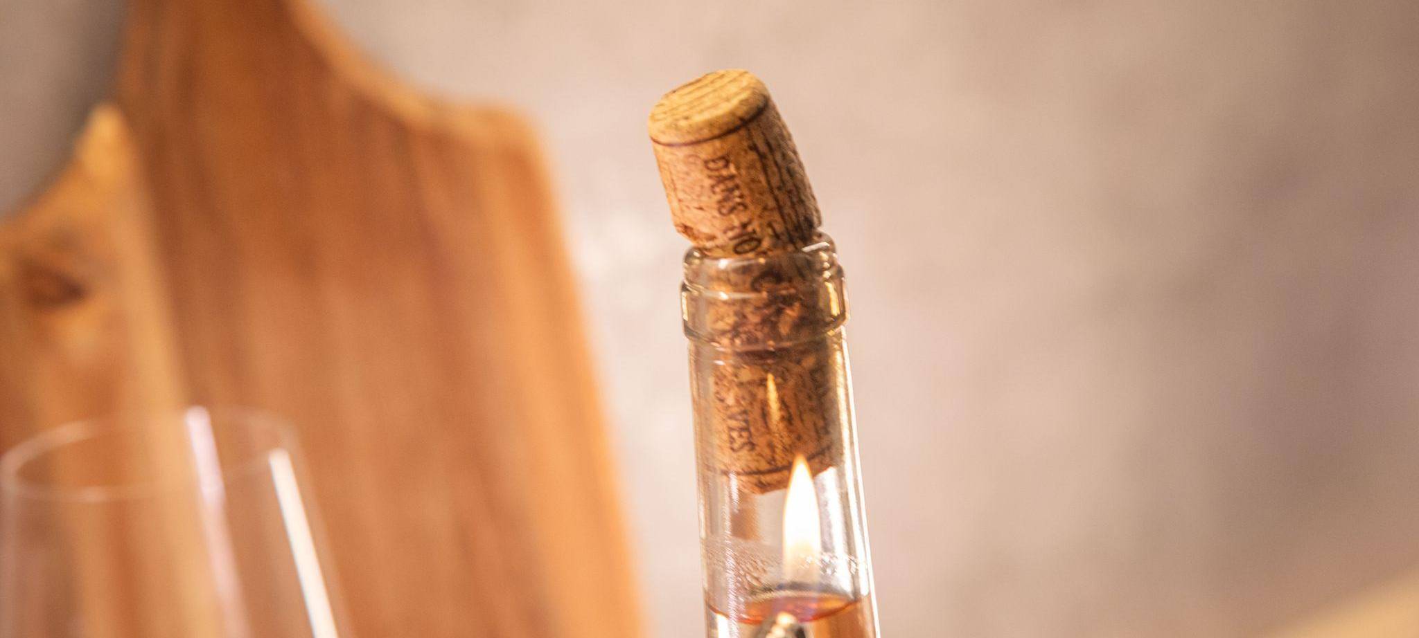 Korken steckt in einer Weinflasche