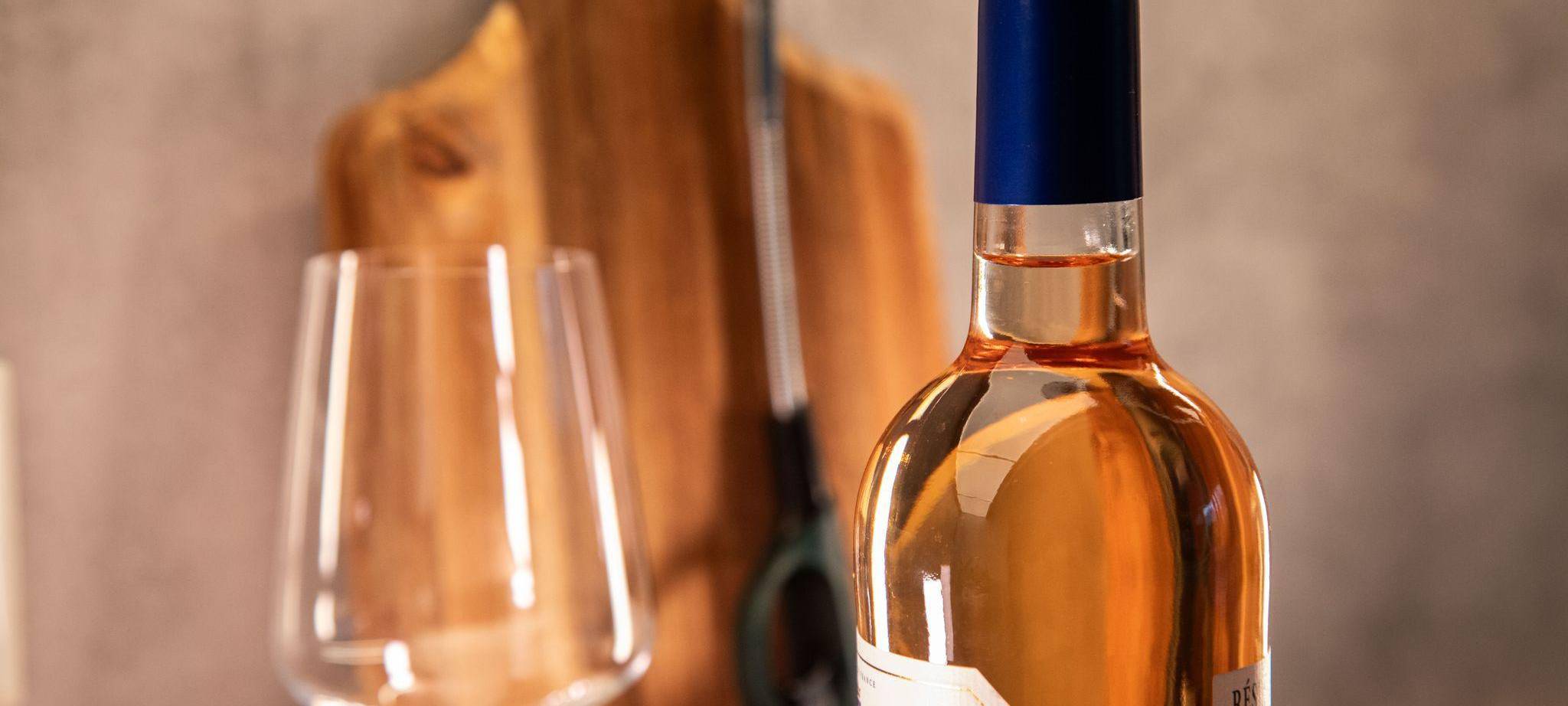 Eine Weinflasche steht neben einem Glas