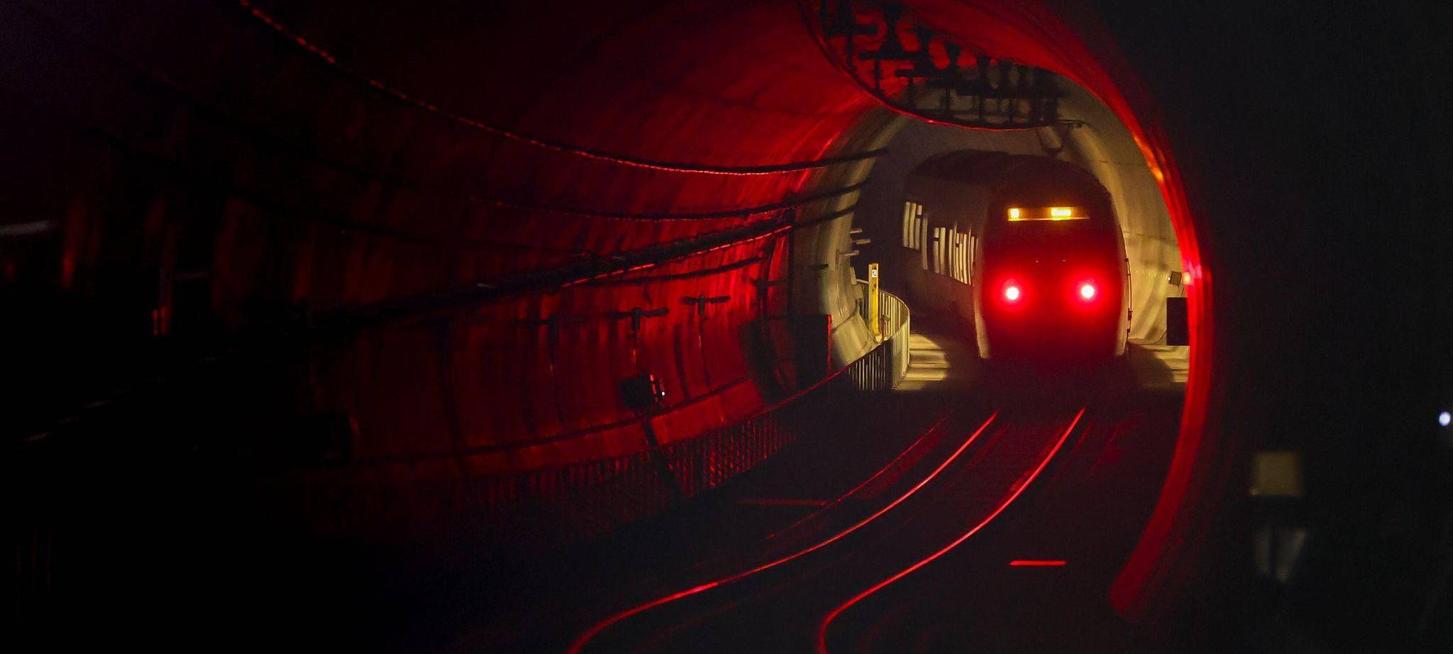 Eine S-Bahn fährt im City-Tunnel am Hauptbahnhof Leipzig ein