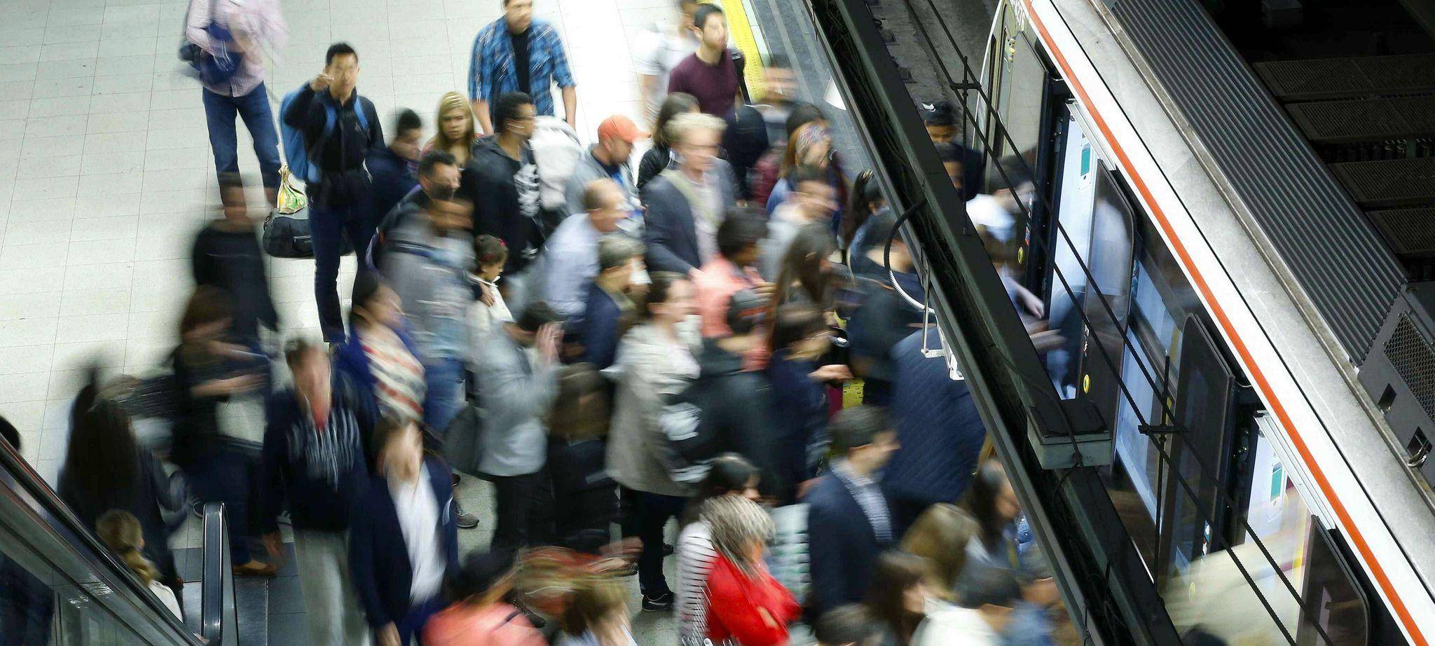 Fahrgäste steigen in eine Metro in Madrid ein
