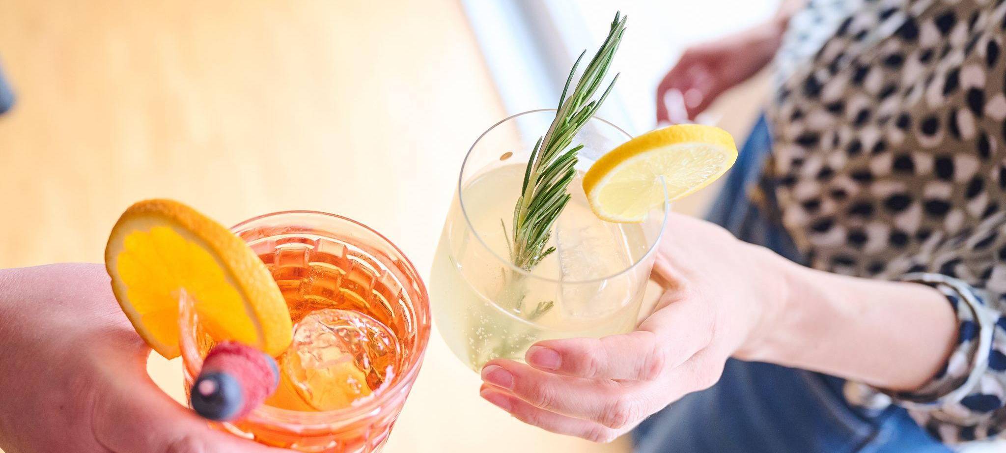 Zwei Frauen stoßen mit alkoholfreie Cocktails an