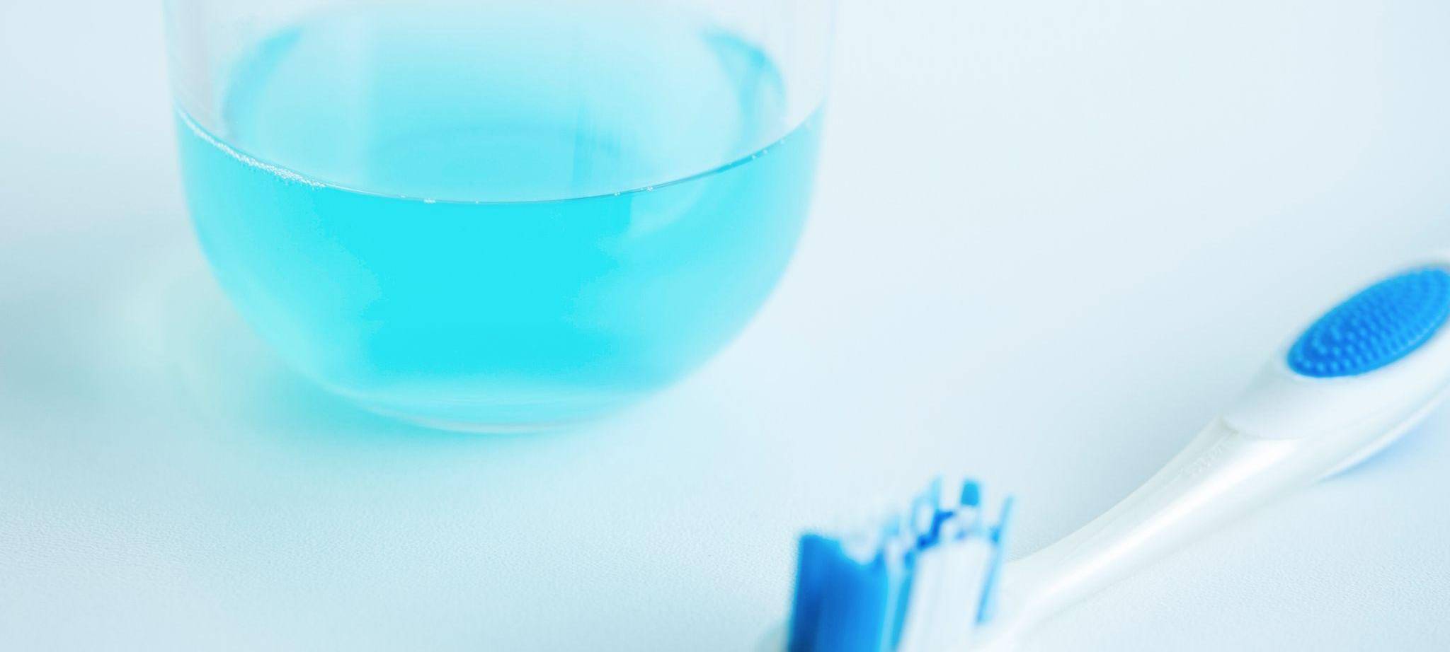 Mundspülung und Zahnbürste