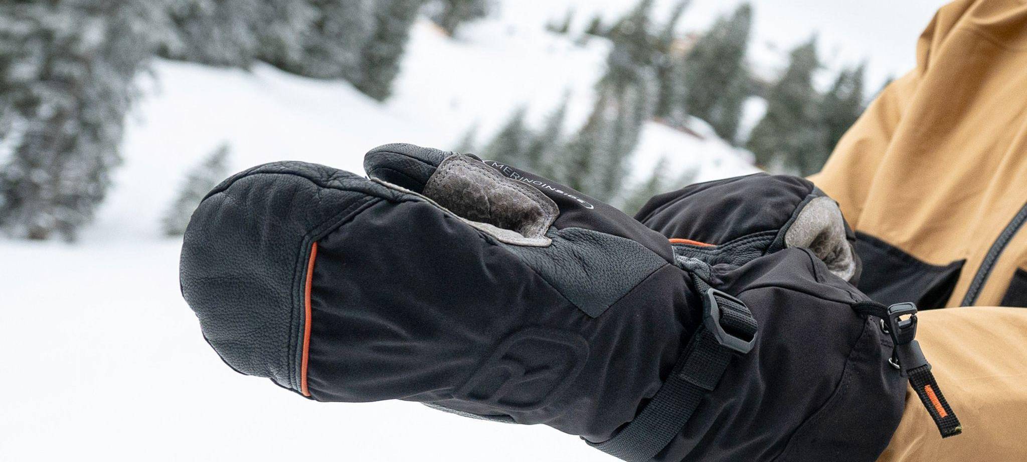 Skifahrer zieht Handschuhe an