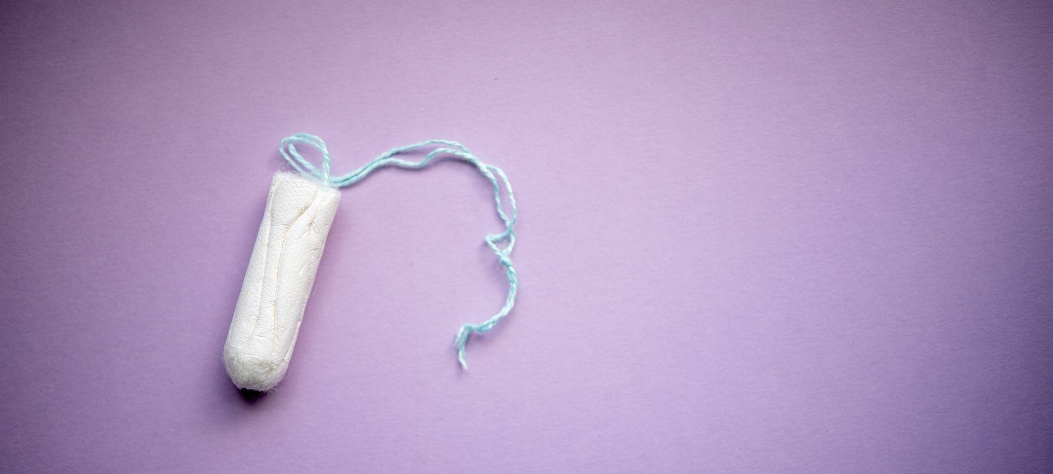 Ein Tampon liegt auf einem Tisch