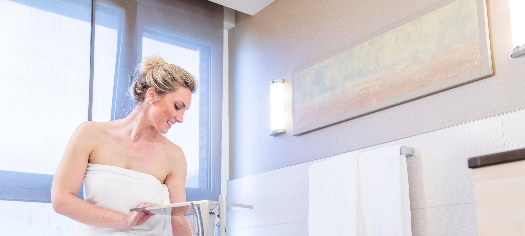 Eine Frau lässt ein Bad ein