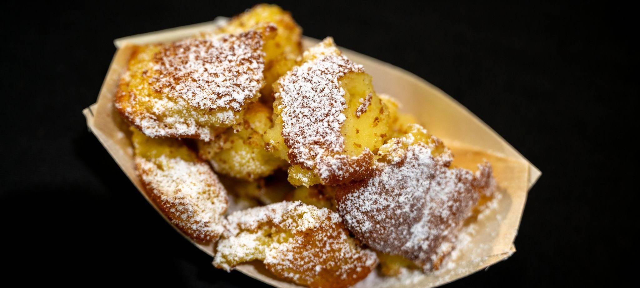 Eine Portion Kaiserschmarrn auf einem schwarzen Tisch