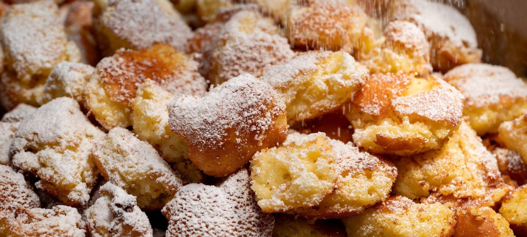 Kaiserschmarrn, der mit Puderzucker bestäubt wird