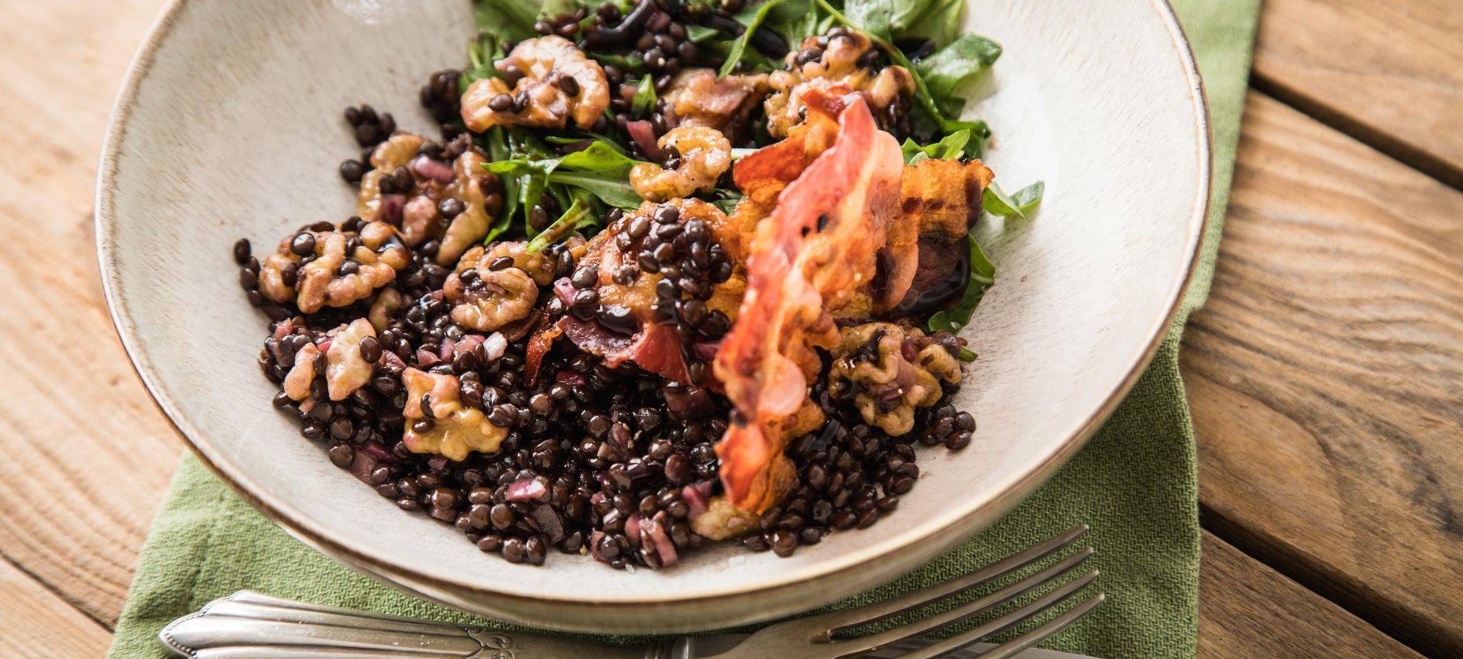 Schwarzer Linsensalat aus Belugalinsen mit Bacon und Walnüssen