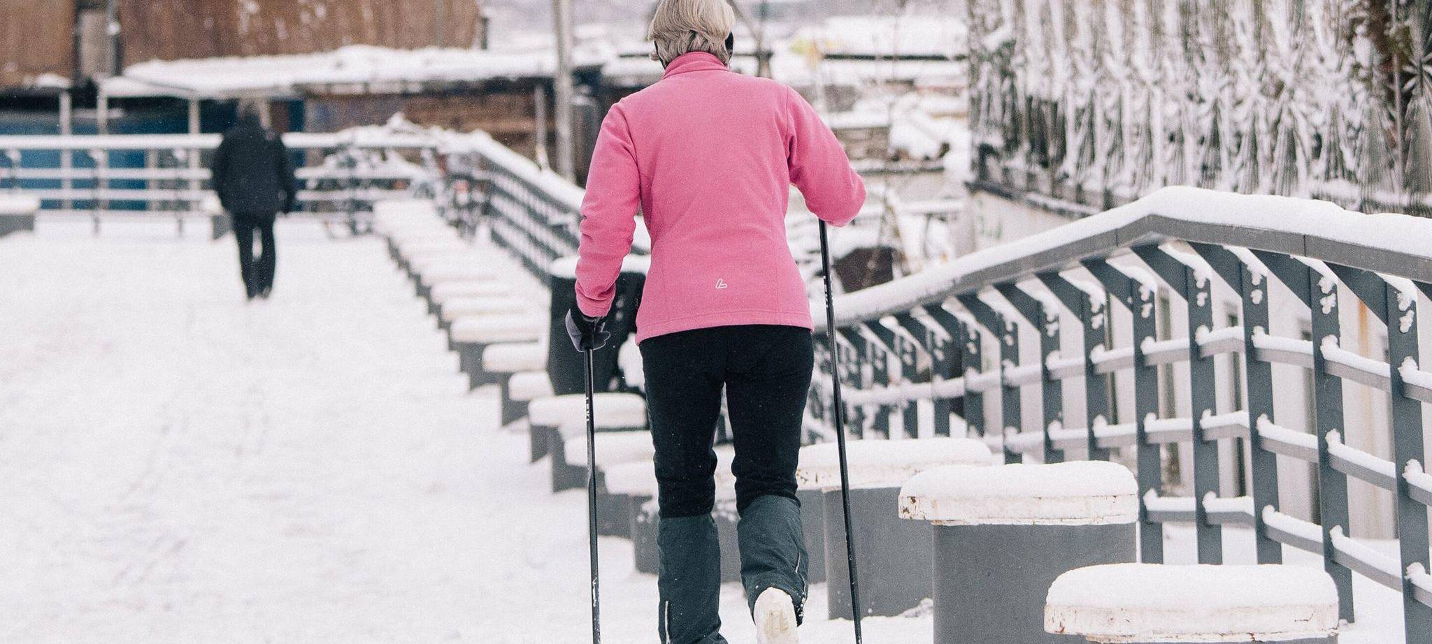 Eine Frau fährt auf einem Weg Langlauf