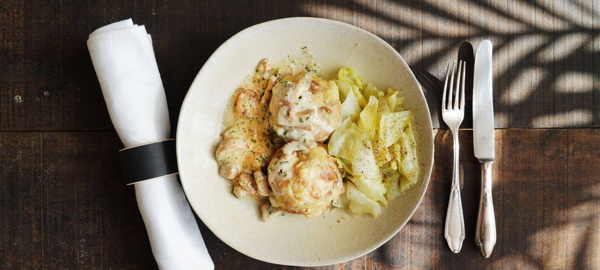 Semmelknödel mit Pilzrahmsauce und geschmortem Spitzkohl