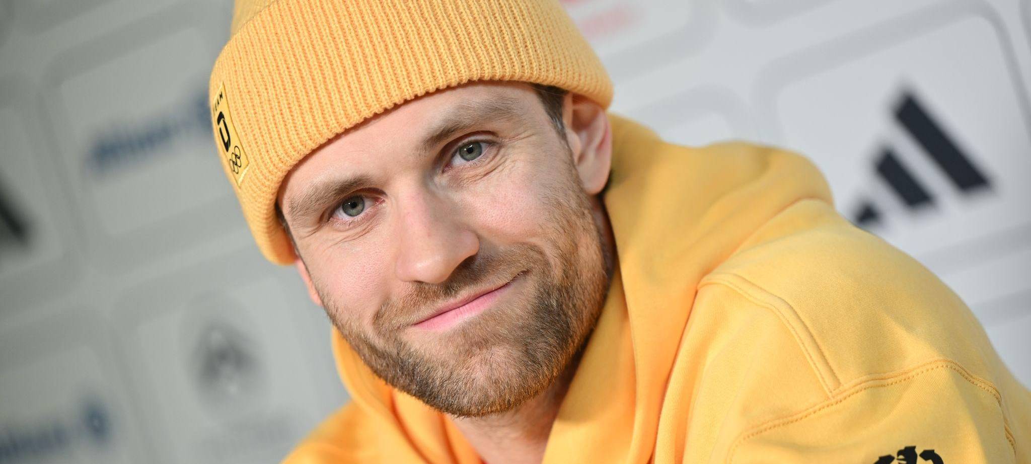 Eishockey-Star Leon Draisaitl auf einer Pressekonferenz