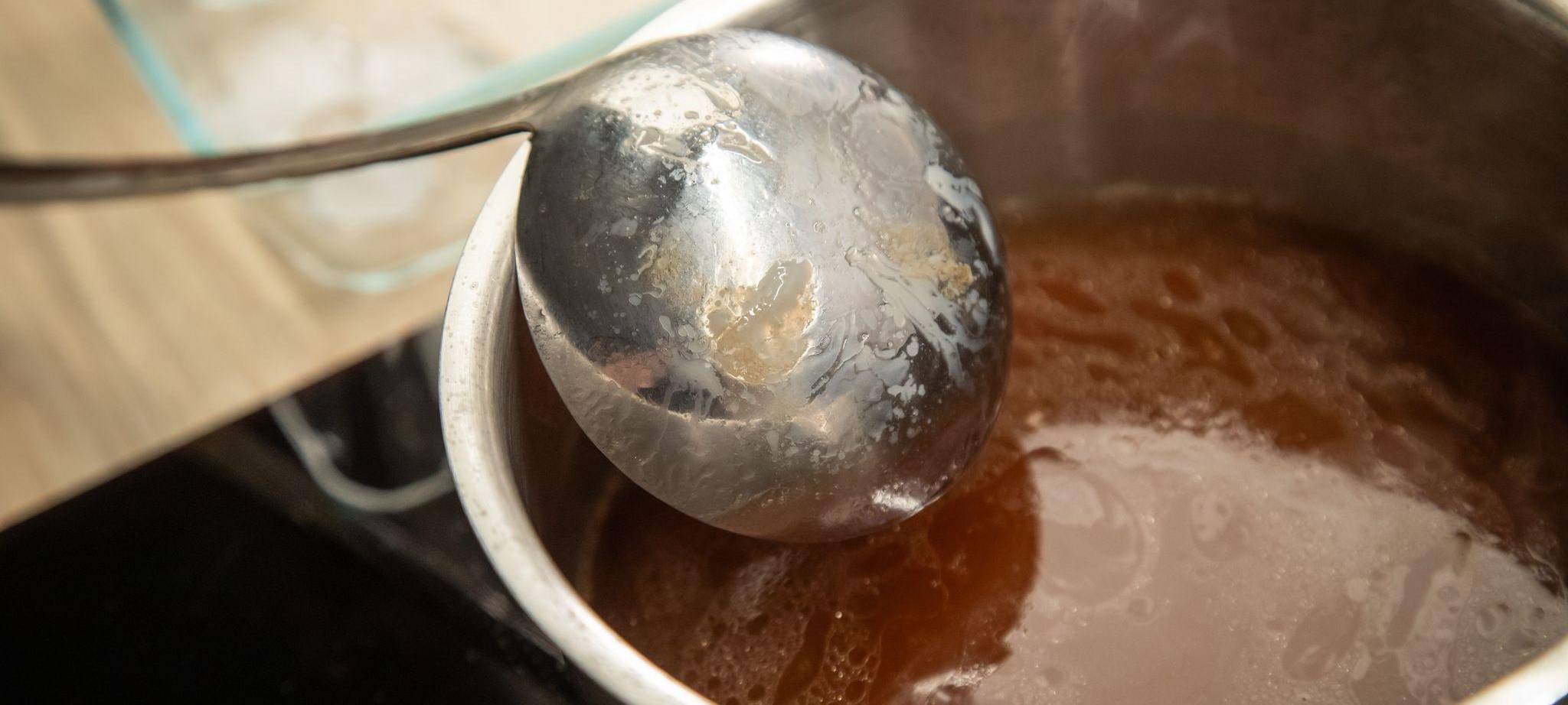 Fettreste an der Unterseite einer Suppenkelle