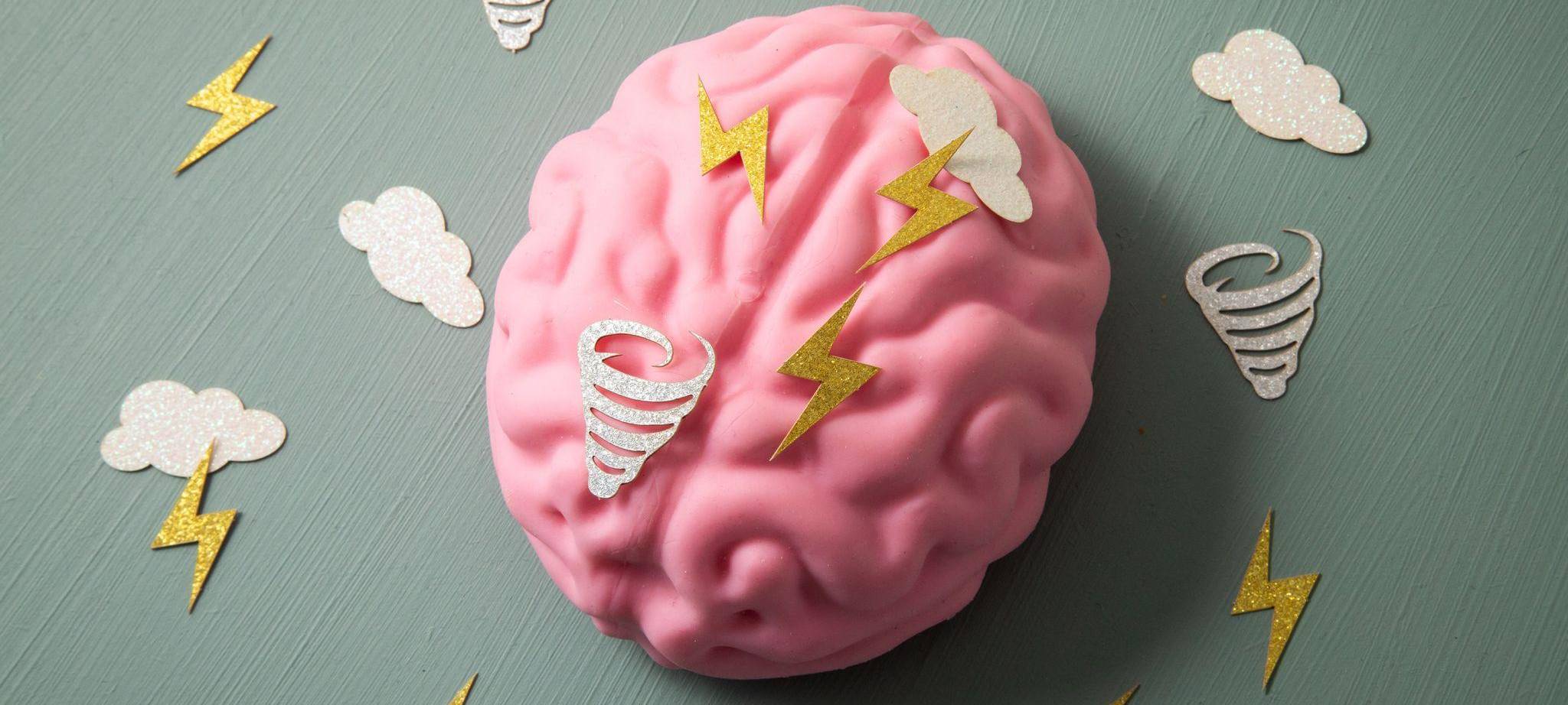 Symbole von Blitzen und Wirbelstürmen auf einem Gehirn-Modell