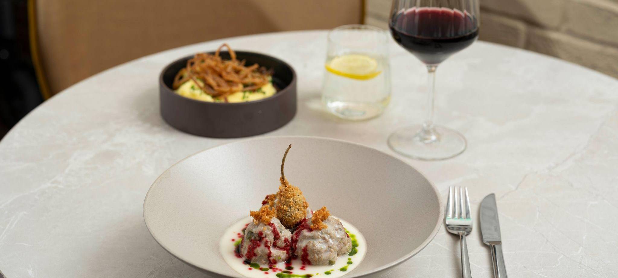 Königsberger Klopse mit frittiertem Kapernapfel