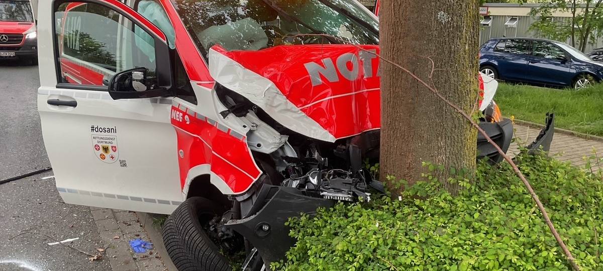 Der Notarztwagen krachte bei dem Unfall in Dortmund-Kirchlinde gegen einen Baum am Straßenrand.