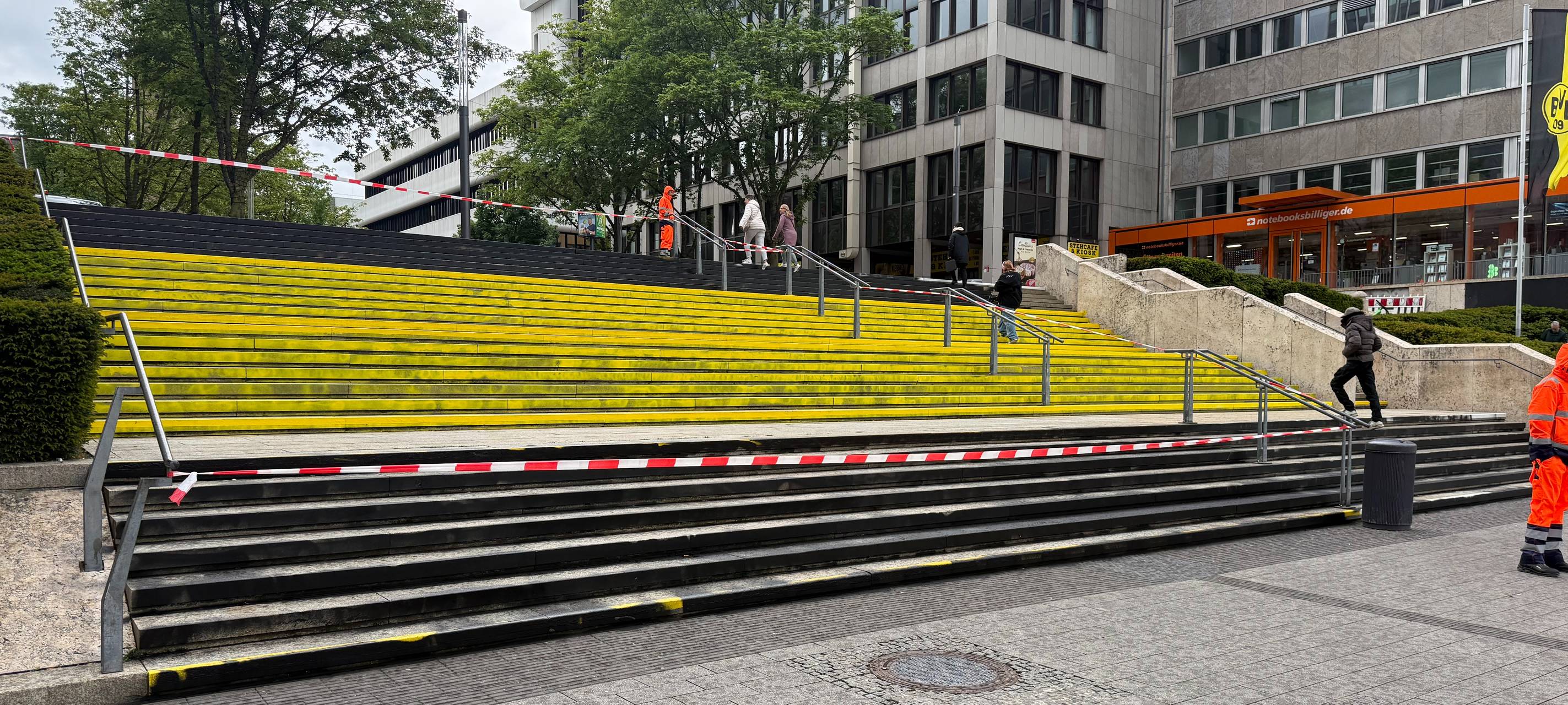 Die Katharinentreppe ist schwarz-gelb angesprüht worden.