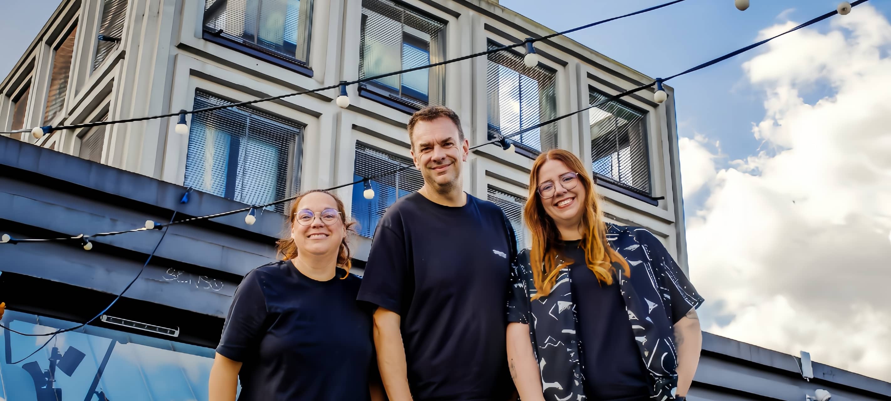 Guten Morgen Dortmund Team vor dem U-Turm (v.l.n.r.): Jackie Kindling, Tim Schmutzler, Natalie Sager und Studio Hund Freddie.