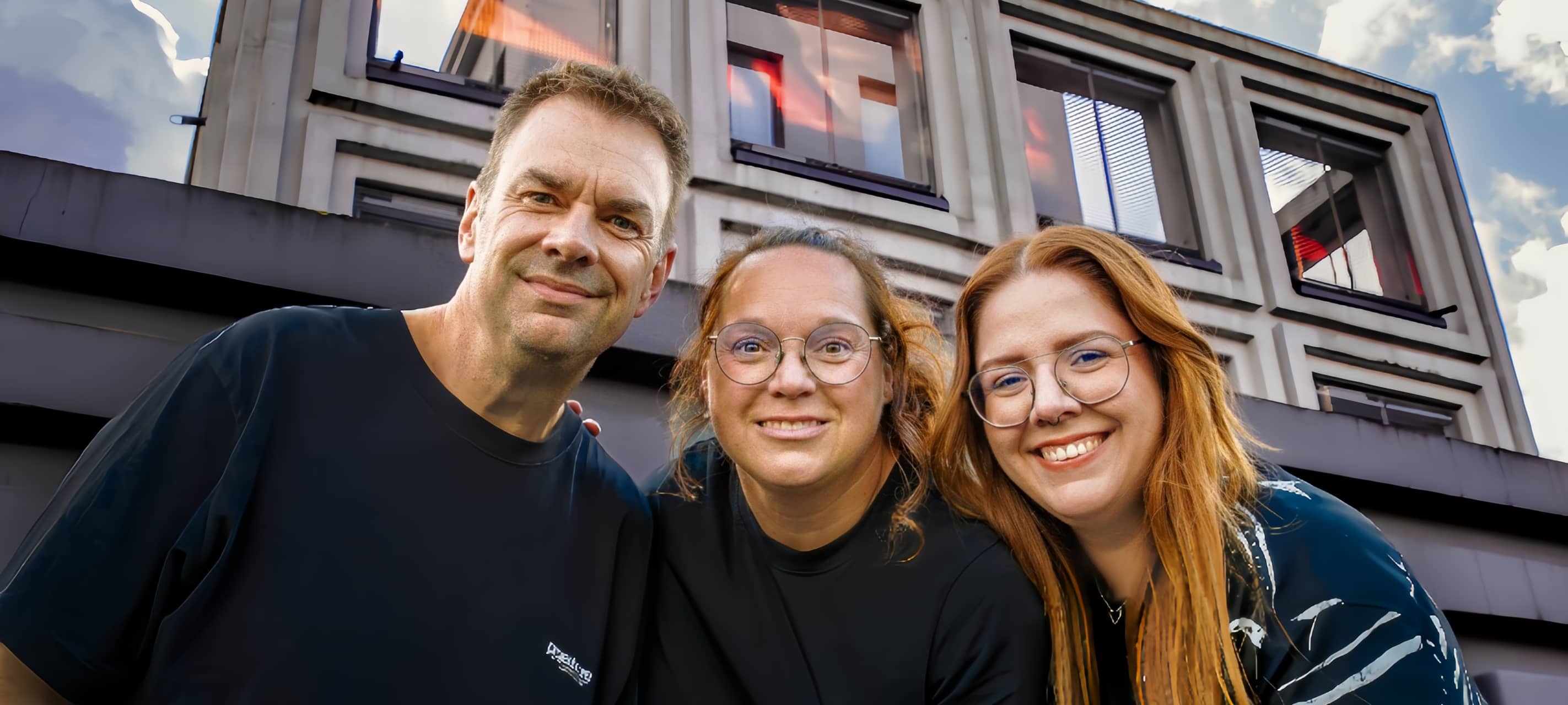 Guten Morgen Dortmund Team vor dem U-Turm (v.l.n.r.): Tim Schmutzler, Jackie Kindling, Natalie Sager und Studio Hund Freddie.